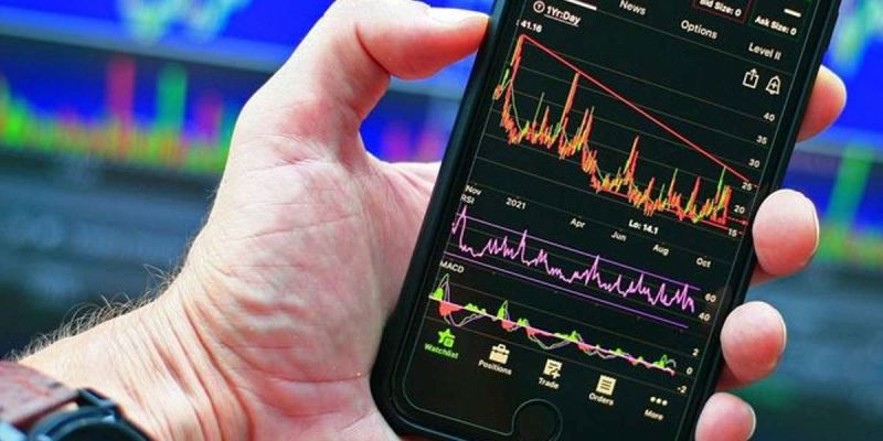 IHSG Ditutup Melemah 0,24 Persen, 295 Saham Anjlok