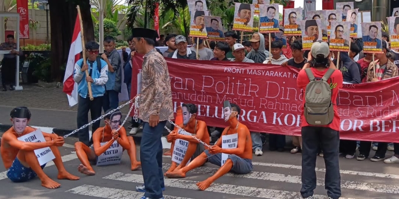 Kritik Praktik Dinasti, Front Kaltim Menggugat Gelar Aksi Teatrikal di Depan KPK