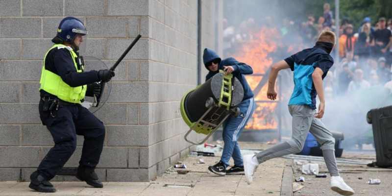 370 Orang Ditangkap dalam Kerusuhan Inggris