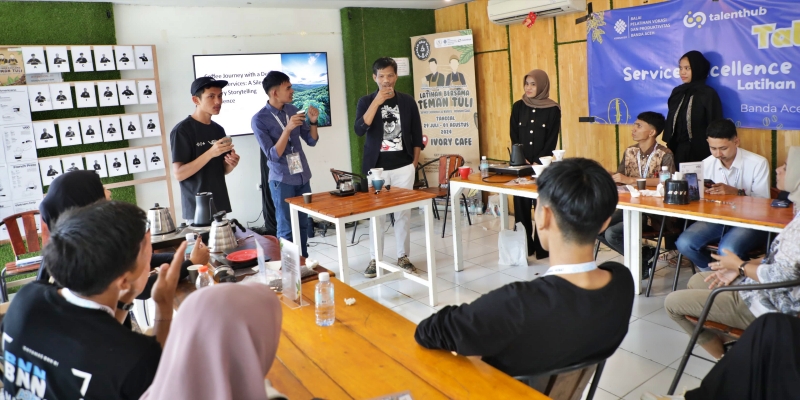 Teman Tuli Aceh Pelajari Manual Brew Kopi di Talent Class Amanah