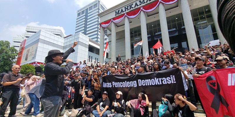 Di Bawah Pilar MK, Usman Hamid hingga Goenawan Mohamad Teriak Turunkan Jokowi