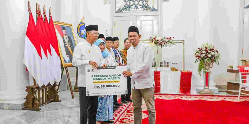 Heru Budi Berangkatkan Umrah Puluhan Marbut Masjid