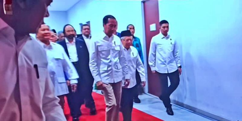 Pakai Baju Khas, Jokowi Hadir di Rapimnas Gerindra