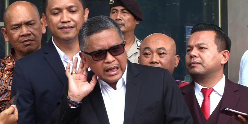 Hasto Kristiyanto Mendadak Sulit Dengar saat Disebut Nama Kaesang