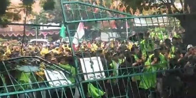 Demo Turunkan Jokowi Ricuh di Semarang, Puluhan Mahasiswa Terkapar