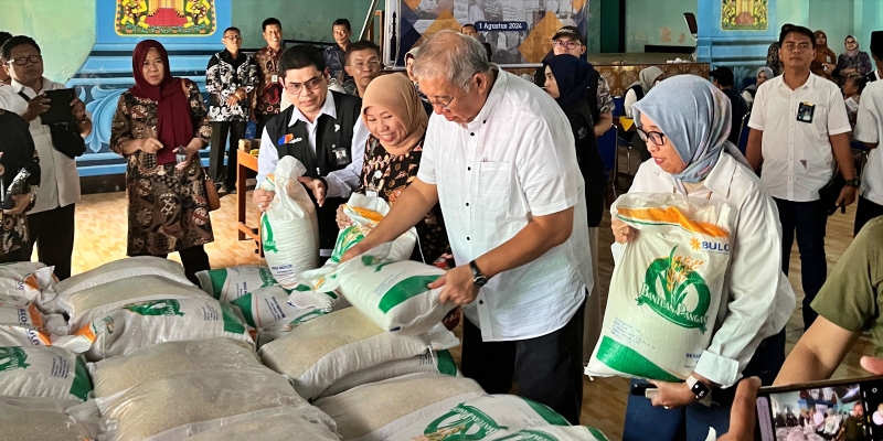 Salurkan Bantuan Pangan, Dirut Bulog: Masyarakat Tidak Perlu Sibuk Cari Beras