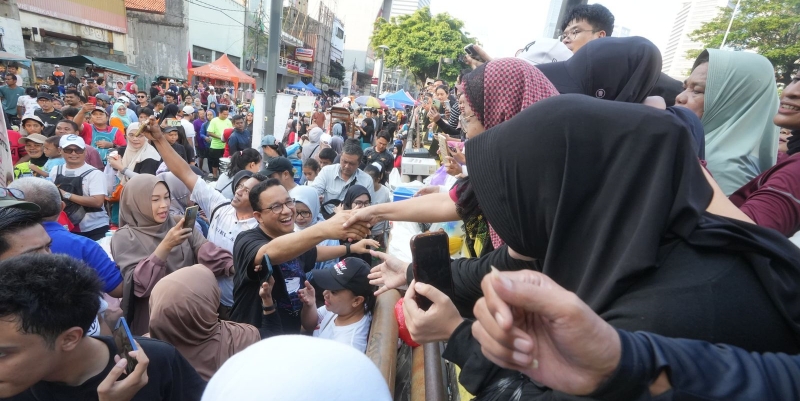 Anies Dengarkan Keluhan Warga Jakarta di CFD