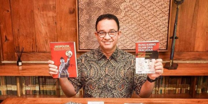 PDIP Hadiahi Anies Buku-buku Pemikiran Bung Karno