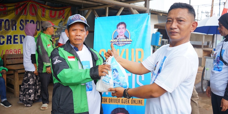 Jumat Berkah Lewat Berbagi Makanan Bergizi Hingga Cukur Gratis