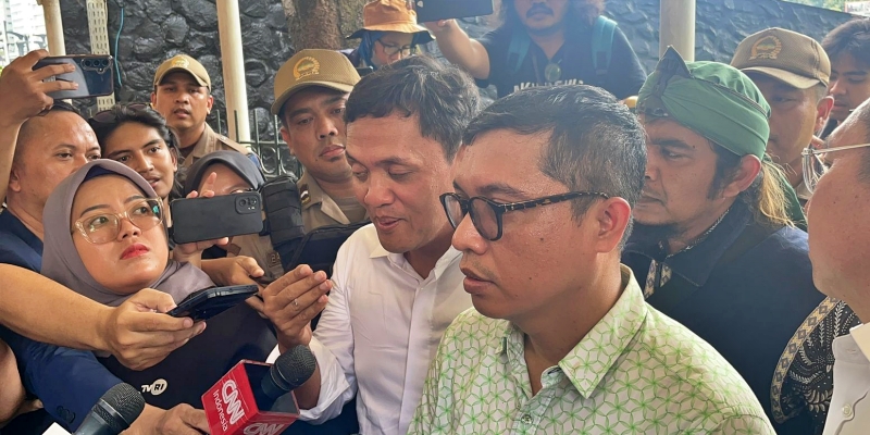 Temui Massa Kawal Putusan MK, Habiburokhman dan Awiek Dilempar Botol