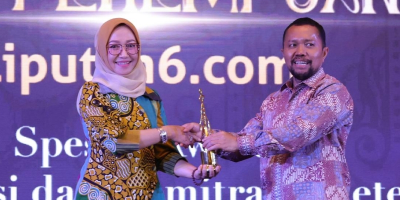 Menaker Ida Fauziyah Raih Anugerah Inspirasi