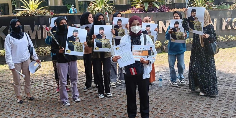 Bagikan Bunga, Jaringan Perempuan Indonesia Adukan Menag Yaqut ke KPK