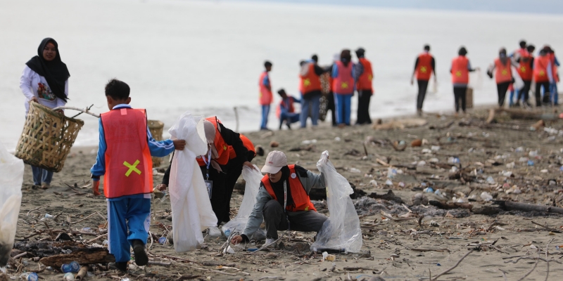 Amanah Peduli Lingkungan Bersama Generasi Muda Bersihkan Pantai Ladong