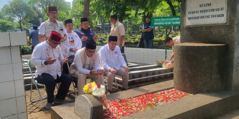 Ini Alasan RIDO Ziarahi  Makam Tokoh Betawi sebelum Kampanye