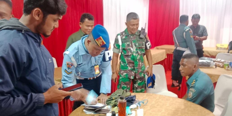 Prajurit Pusat Polisi Militer TNI (Puspom TNI) amankan seorang perwira gadungan yang menyamar sebagai Perwira Rohani Lantamal VII Kupang berinisial Letda JGK di Lapangan Silang Monas, Jakarta pada Jumat (27/9)./Dinas Penerangan AL