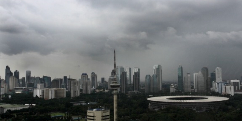 Langit Jakarta Berawan Tebal Pagi hingga Sore Hari