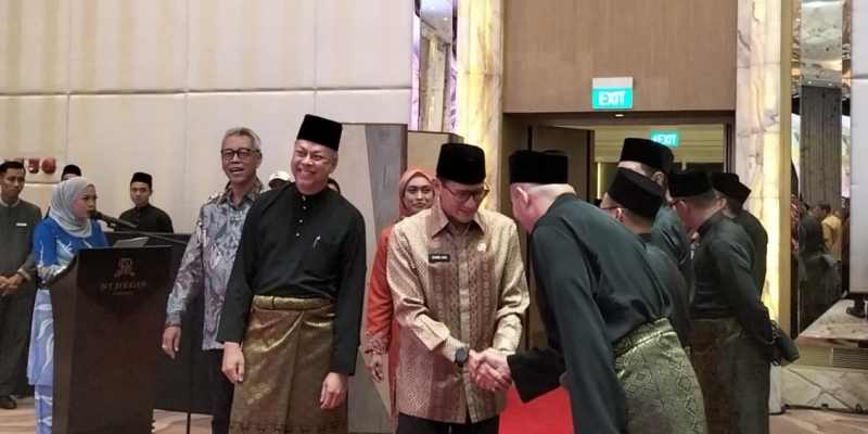 Duta Besar Malaysia untuk Indonesia, Syed Mohamad Hasrin Tengku Hussin berjalan bersama Menteri Pariwisata dan Ekonomi Kreatif RI, Sandiaga Uno ke acara resepsi perayaan Hari Kemerdekaan yang ke-67 dan Hari Malaysia ke-61 di Hotel St Regist, Jakarta pada Rabu malam, 18 September 2024/RMOL