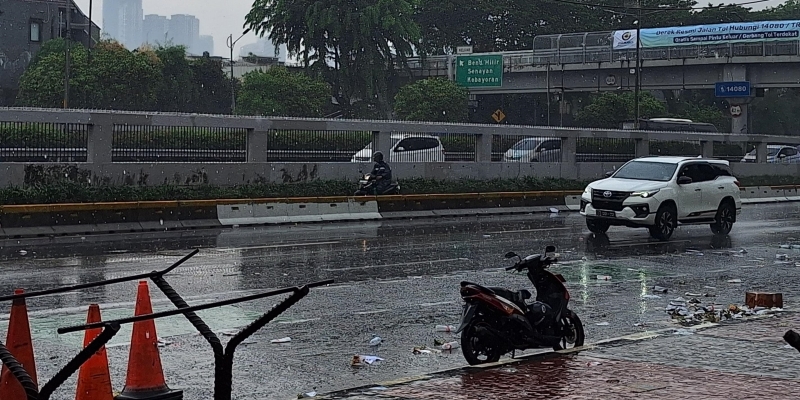 Diguyur Hujan Lebat, Ribuan Demonstran HTN 2024 di Depan Gedung DPR Bubar