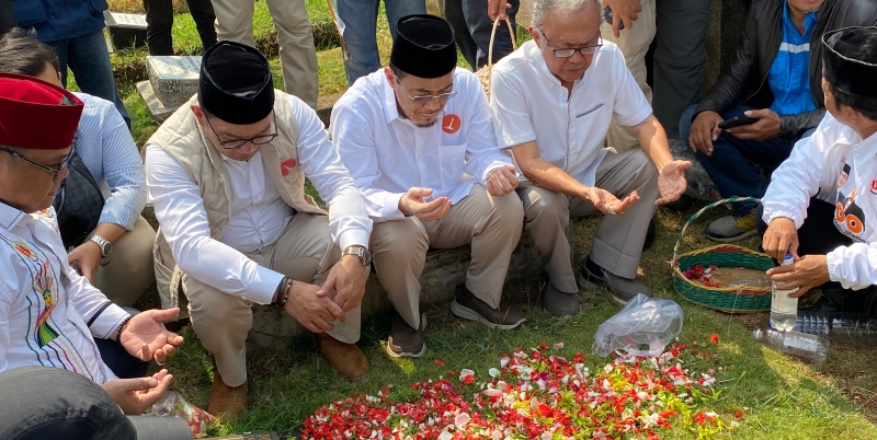 Awali Kampanye, RIDO Ziarahi Makam Tokoh Betawi di TPU Karet Bivak