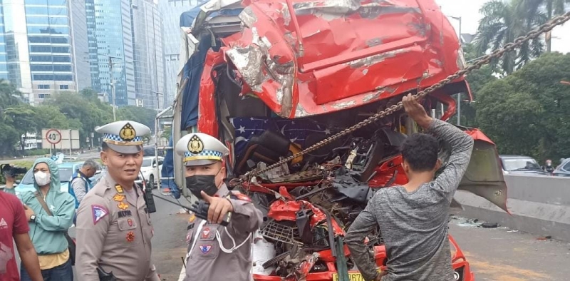 Truk Tabrak Truk di Tol Dalkot, Satu Orang Meninggal