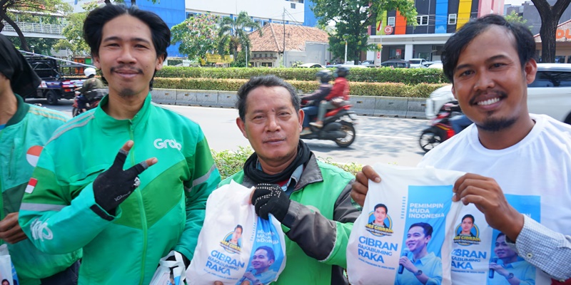 Relawan Mas Gibran Bagikan Makanan Bergizi Gratis ke Driver Ojol