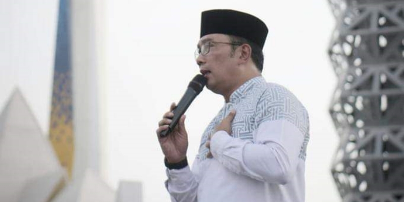 Jemaah Suruh RK Turun dari Panggung Haul Mbah Priok