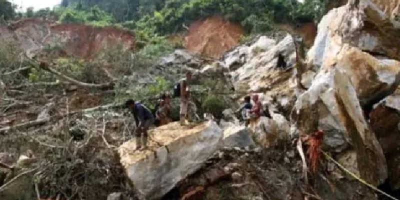 Pencarian Korban Longsor di Solok Terkendala Medan Sulit