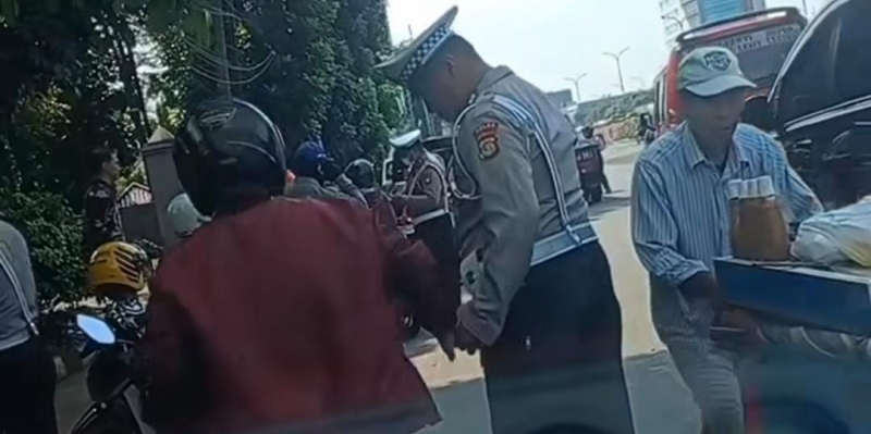 Viral Polisi Diduga Terima Uang Damai saat Tilang Pemotor