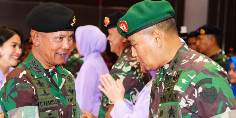 Kepala Staf Umum (Kasum) TNI Letjen TNI Richard Tampubolon mewakili Panglima TNI Jenderal TNI Agus Subiyanto menerima Laporan Korps kenaikan pangkat 36 Perwira Tinggi (Pati) TNI lintas Matra di Aula Gatot Subroto Mabes TNI, Cilangkap, Jakarta Timur, Jumat 27 September 2024/Puspen TNI