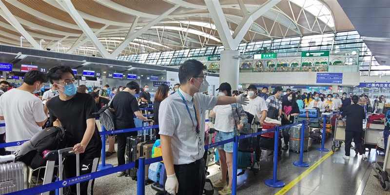 Topan Bebinca Blokir Penerbangan di Bandara Shanghai