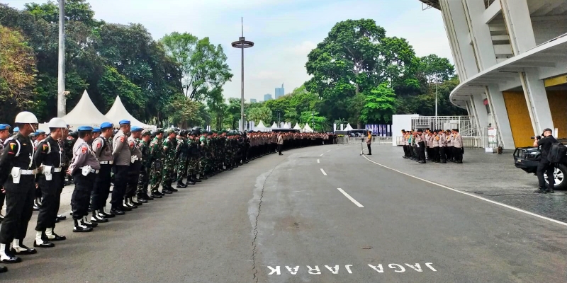 Aparat Periksa Isi Tas Penonton di GBK