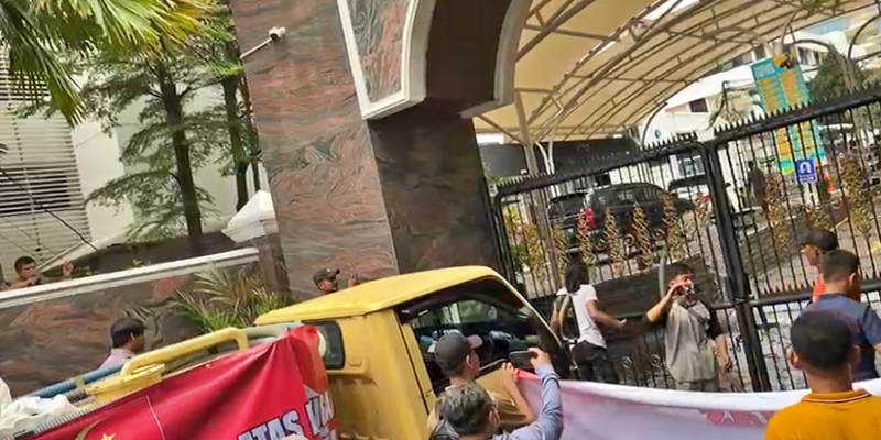 Kejagung Bau Ta*, Mahasiswa Demo Bawa Mobil Sedot Tinja