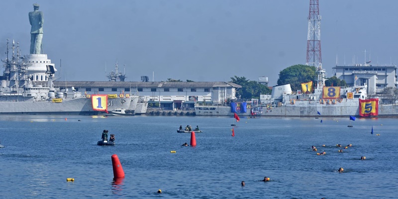 Prajurit Marinir Pertontonkan Kemampuan Renang Laut 1.000 Meter