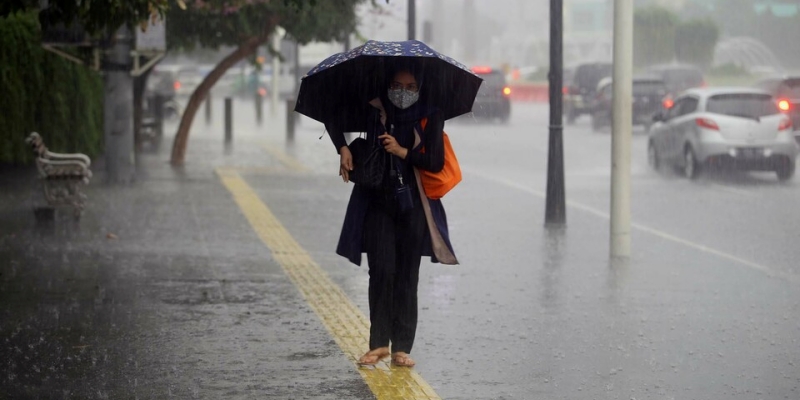 Hujan Ringan Basahi Wilayah Jakarta Malam Hari