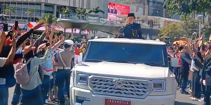 Dari Mobil MV3, Jokowi Sapa Warga Saat Menuju Lanud Halim Perdanakusuma