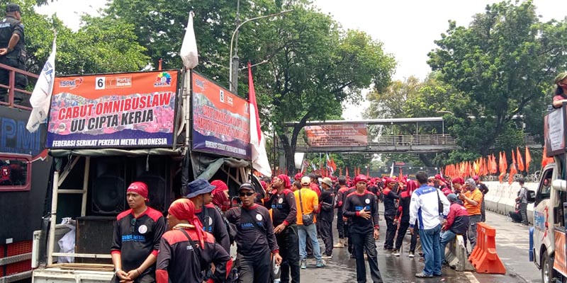 Buruh Tetap Demo Tuntut Upah Naik Meski Diguyur Hujan