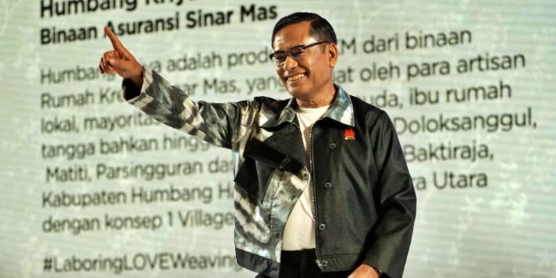 Berjalan di Catwalk, Saleh Husin Memperagakan Produk UMKM