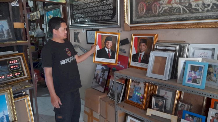 Pedagang Tasik Belum Bisa Jual Foto Prabowo-Gibran