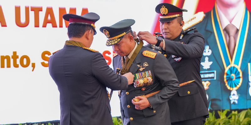 Kapolri Sematkan Bintang Bhayangkara Utama ke Panglima TNI