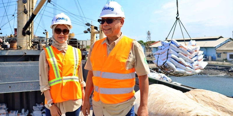 Direksi Bulog Monitoring Bongkar Muatan Kapal di Pelabuhan Tanjung Wangi