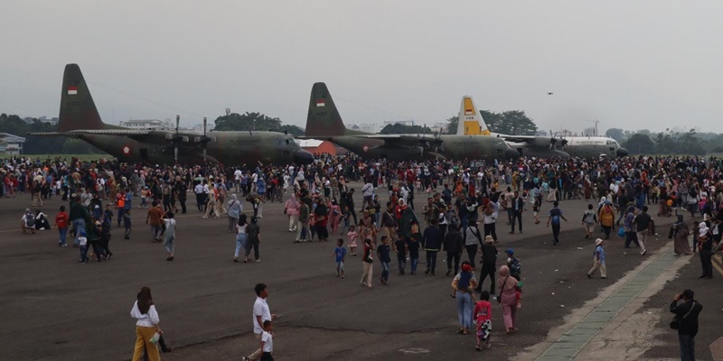 Warga Serbu Lanud Husein Sastranegara