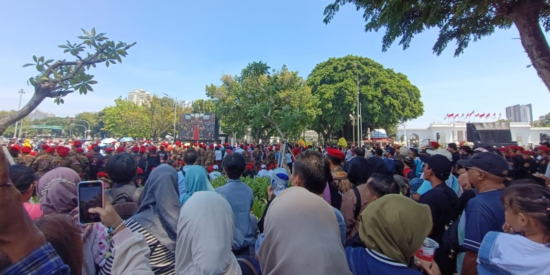 Warga Nobar Pelantikan Presiden-Wakil Presiden 2024-2029 di Depan Istana Merdeka