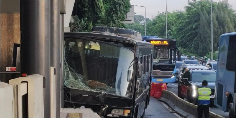 Rem Blong, Bus Paspampres Nabrak Halte TJ di Jakbar