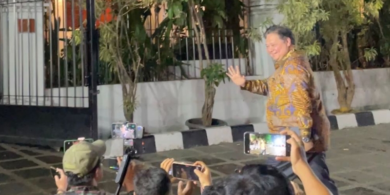 Jelang Malam, Giliran Airlangga Merapat ke Rumah Prabowo