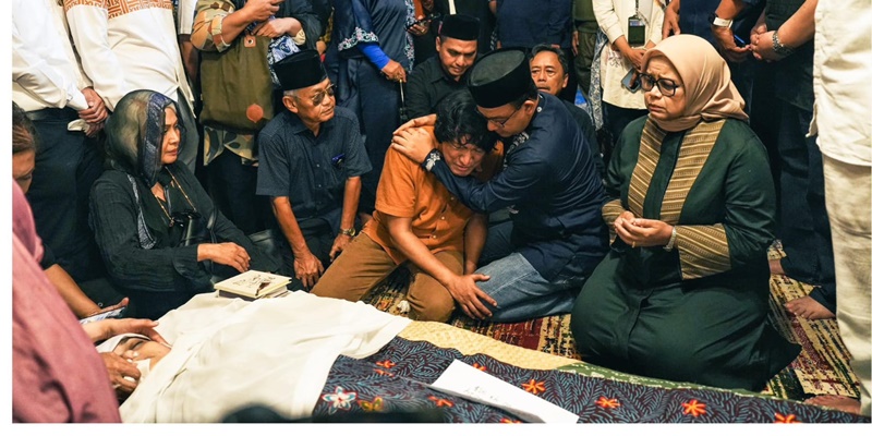 Melayat ke Marissa Haque, Anies Peluk Erat Ikang Fawzi