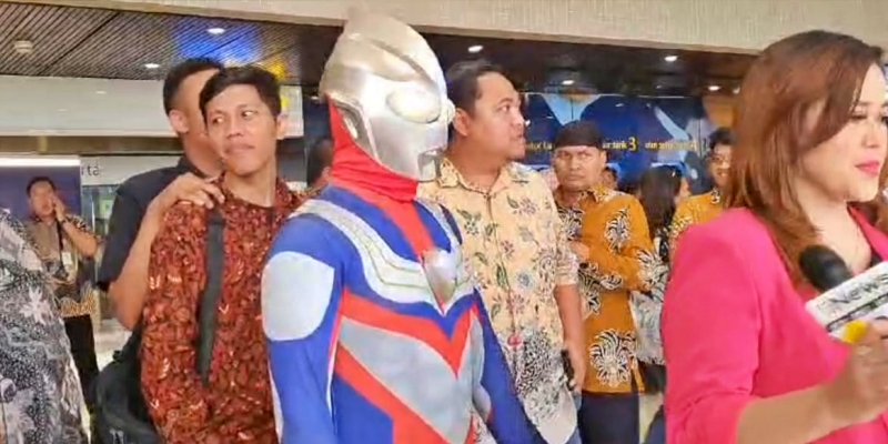 Seperti Kampanye, Caleg Golkar Pakai Kostum Ultraman di Pelantikan Anggota DPR