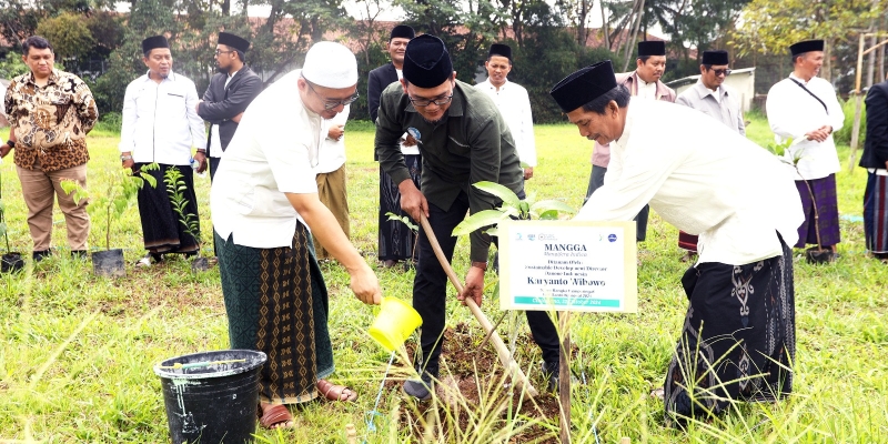 Peringati HSN 2024, Danone Indonesia Gandeng Serikat Ekonomi Pesantren Tanam 5.000 Bibit Pohon