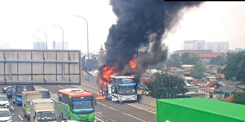 Bus Berisi 58 Anak TK Terbakar di Tol Jakarta Timur