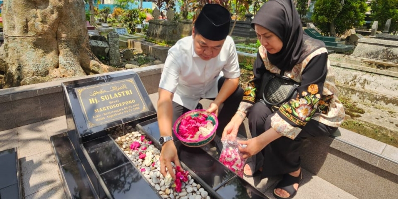 Teguh Setyabudi Ziarah ke Makam Orang Tua di Banyumas