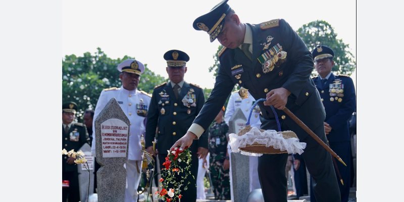 Panglima TNI dan Kepala Staf Angkatan Ziarah ke Makam Pahlawan